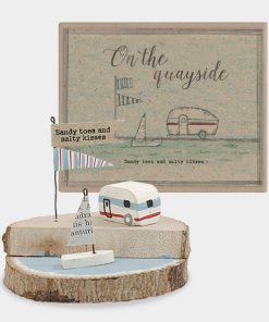 This cute wooden handmade painted rustic style coastal scene from East of India is delightfully presented in a Kraft board gift box. Dimensions: H7.8 x W8.2cm Material: wood Colours: white, blue, red and brown